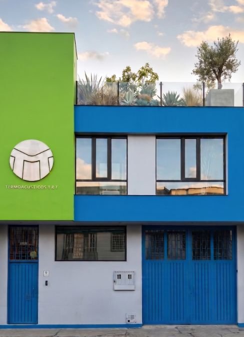 Fachada de la sede de Termoacústicos TyT Ltda. en la Calle 73 No. 57B-45, Bogotá